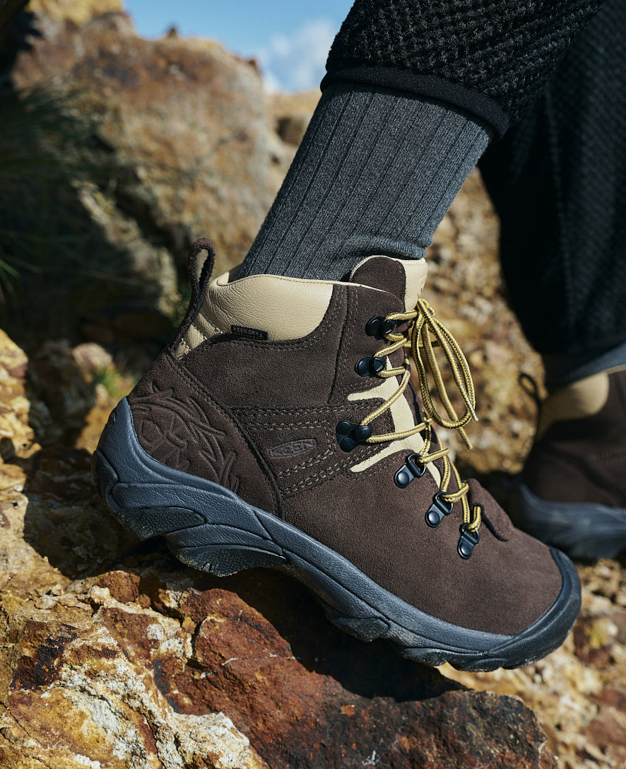 KEEN_M_PyreneesXMountainResearch_1029399_PDP_Lifestyle_Vertical_2_b1ca73fd-7fa1-44f1-b965-ff83d9030333.jpg